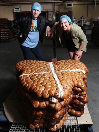 澳大利亞製作重300公斤十字麵包破世界紀錄（圖）