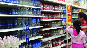南京新街口一大型超市，市民在選購瓶裝水 現代快報記者 徐洋 攝