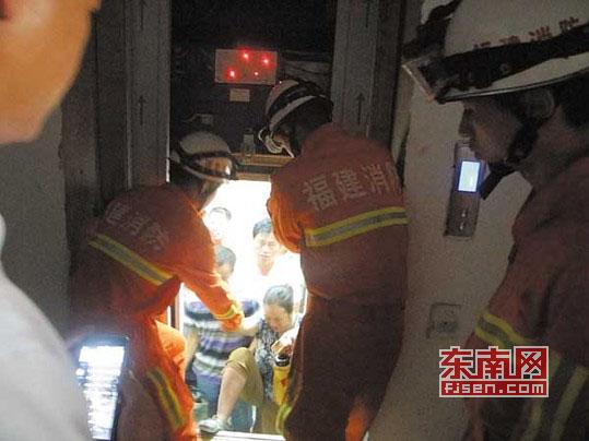 福建莆田喜盈門廣場電梯未驗收便使用 17名群眾被困