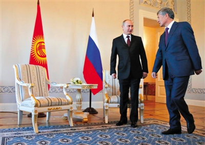 16日，俄羅斯聖彼得堡，俄羅斯總統普京（左）會見來訪的吉爾吉斯斯坦總統阿坦巴耶夫。這是普京自本月5日來首次公開露面。