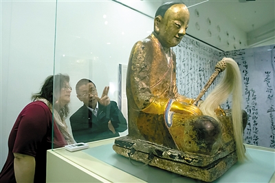 匈牙利自然科學博物館展出的僧人肉身佛像。新華社發