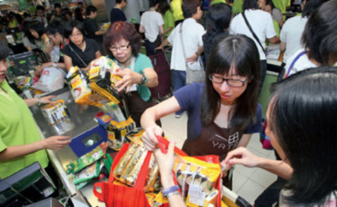 中國遊客春節期間赴日“爆買”。