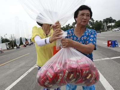“脫北者”用氣球向朝鮮發巧克力派。（圖片來源於網路）