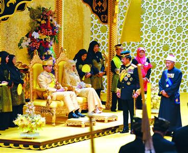 4月12日，汶萊阿都馬力王子與新娘拉比阿圖艾達威雅在汶萊首都努魯伊曼王宮大殿舉行隆重結婚慶典。