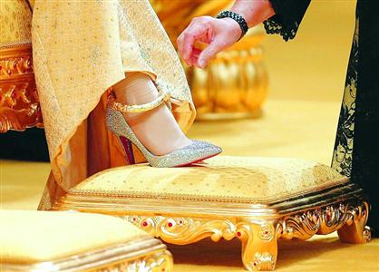 新娘腳穿鑲滿水晶的高跟鞋，戴著純黃金腳鍊。