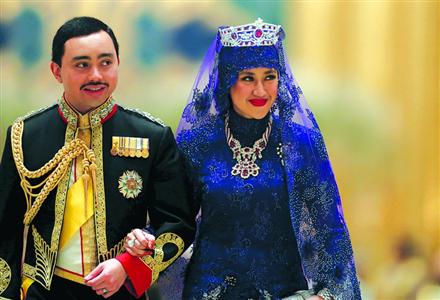 王子換上軍事禮服，新娘頭戴紅寶石皇冠，右手戴鑽戒。