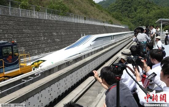 　資料圖：日本最新型磁懸浮新幹線列車“L0型”此前在甲府向媒體公開。