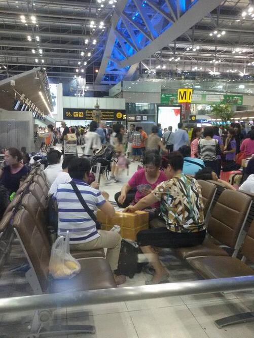 中國大媽在曼谷機場圍成圈打牌 遭泰國人痛批