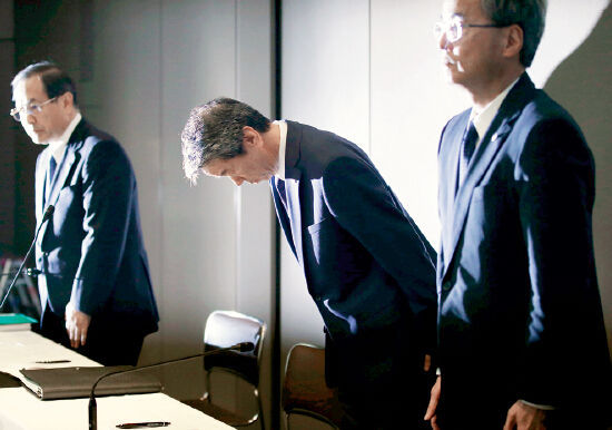 p65 7 月21 日，東芝總裁田中久雄（中）及其他高層在記者會上深深鞠躬致歉