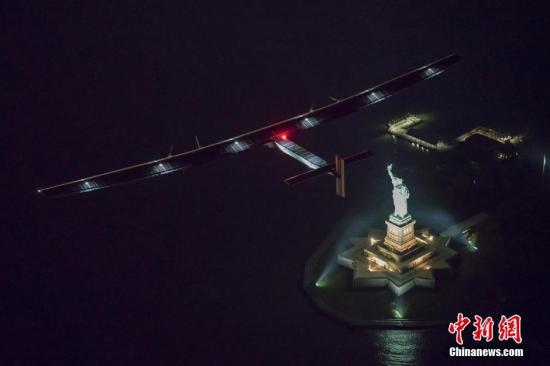 全球最大太陽能飛機飛越自由女神像 抵達紐約(圖)