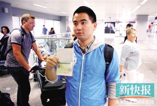■落地簽開放第一天,一名中國遊客在基輔機場順利拿到簽證。    新華社發