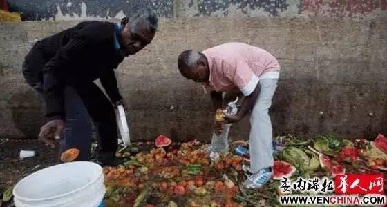 饑餓的民眾只能在蔬果店丟棄的垃圾堆裏翻撿腐爛的水果和蔬菜。