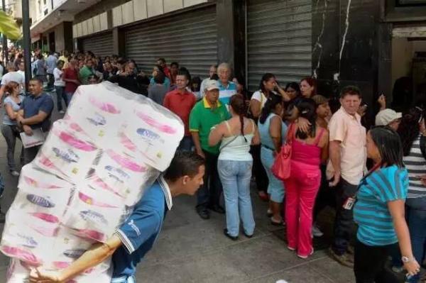 排隊購買日用品的委內瑞拉民眾。