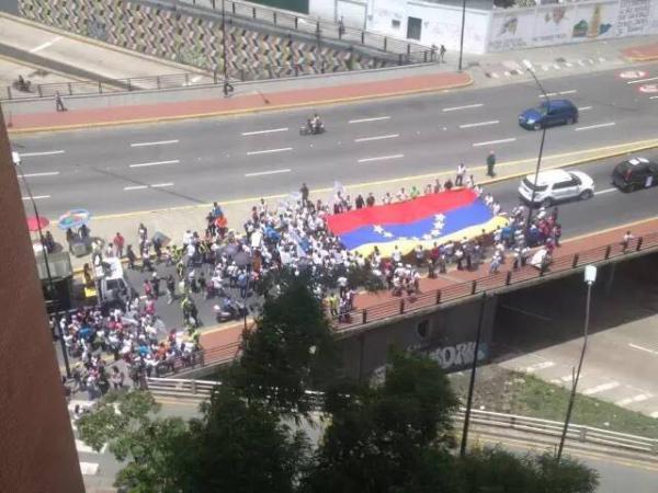 委內瑞拉街頭的遊行隊伍。 中國石油報記者 圖