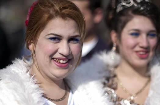 保加利亚新娘集市 女孩子很小年龄时就不被允许上学 以保证是处女
