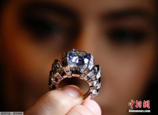 當地時間11月16日，一顆重8.01克拉的罕見藍色鑽石在瑞士日內瓦拍賣，預計成交價最高可達2500萬美元(約合1.71億元人民幣)。 蘇富比拍賣行提供的資料顯示，這顆切割成方形的藍色鑽石鑲嵌在一枚卡地亞戒指上，被命名為“蔚藍”。經美國寶石學院鑒定，這顆鑽石為純天然顏色，評級為鮮彩藍色，凈度VVS1，極佳打磨。鑽石專家表示，近年來彩鑽價格持續上漲，而藍色鑽石由於需求旺盛、出産較少價格飆升尤其顯著。
