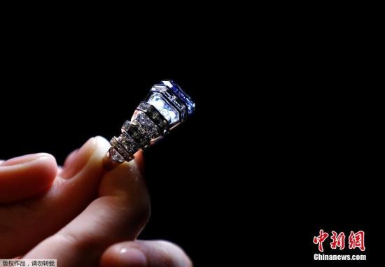 當地時間11月16日，一顆重8.01克拉的罕見藍色鑽石在瑞士日內瓦拍賣，預計成交價最高可達2500萬美元（約合1.71億元人民幣）。 蘇富比拍賣行提供的資料顯示，這顆切割成方形的藍色鑽石鑲嵌在一枚卡地亞戒指上，被命名為“蔚藍”。經美國寶石學院鑒定，這顆鑽石為純天然顏色，評級為鮮彩藍色，凈度VVS1，極佳打磨。鑽石專家表示，近年來彩鑽價格持續上漲，而藍色鑽石由於需求旺盛、出産較少價格飆升尤其顯著。