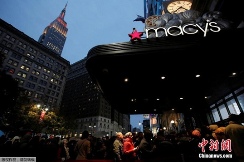 當地時間2016年11月24日，美國紐約，在曼哈頓梅西百貨消費者涌入買商品，迎接“黑色星期五”血拼日。