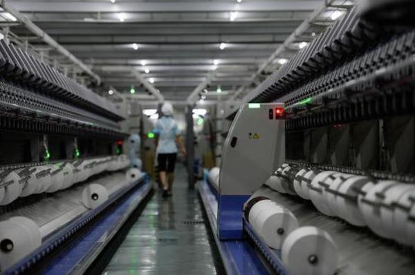 江蘇盛澤生産的絲綢紡織品獲得日本免檢。（新華社發）