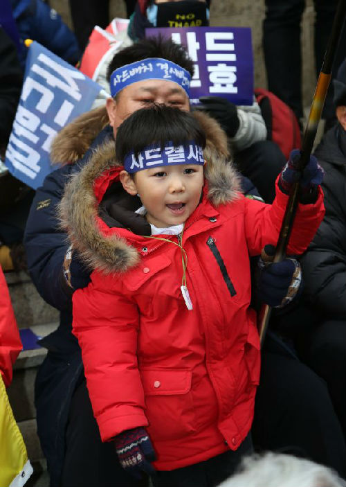 韓國民眾集會反對部署“薩德”系統。新華社發