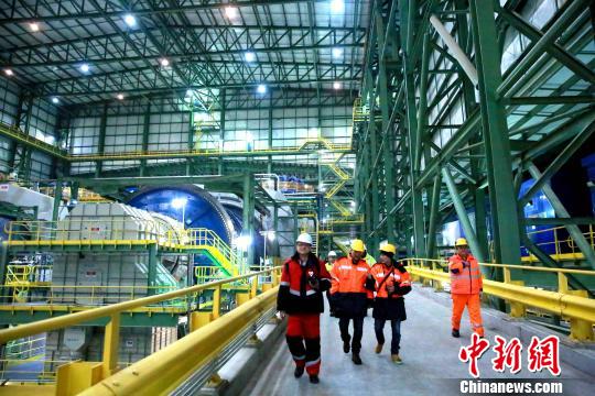 3月3日，由中國有色金屬建設股份有限公司(中色股份)承建的哈薩克最大銅礦選廠項目在阿克托蓋竣工。圖為阿克托蓋銅礦選廠車間。　文龍傑 攝