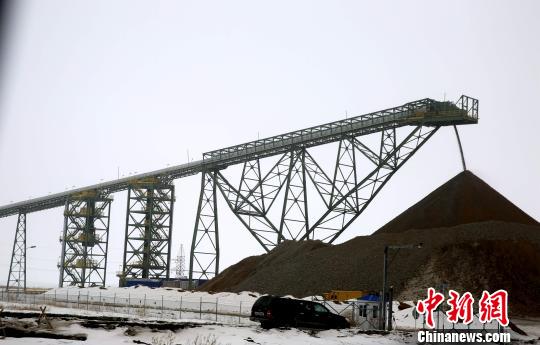 3月3日，由中國有色金屬建設股份有限公司(中色股份)承建的哈薩克最大銅礦選廠項目在阿克托蓋竣工。圖為阿克托蓋銅礦選廠礦堆。　文龍傑 攝