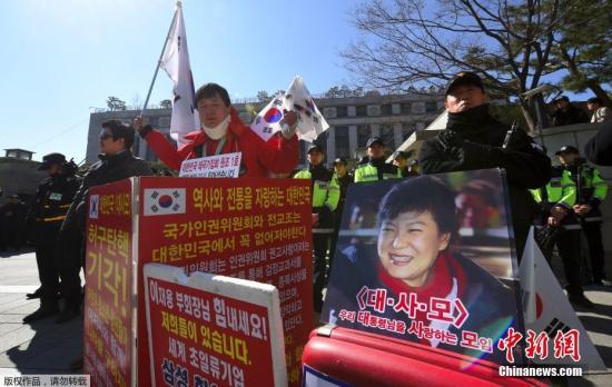 當地時間2017年2月27日，韓國首爾，韓國憲法法院召開樸槿惠彈劾案的最後一次法庭辯論，親政府和反政府示威者在憲法法院集會。