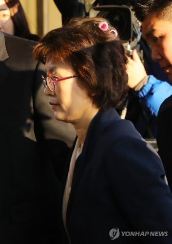李貞美到達憲法法院時被拍到忘記摘掉頭上的卷髮棒。圖片來源：韓聯社。