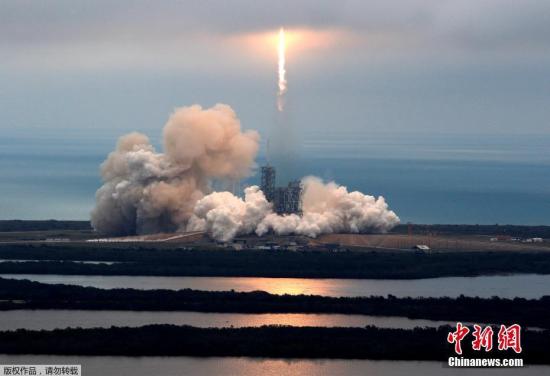 在經歷去年9月的爆炸事故後，美國太空探索技術公司2月19日重啟“太空物流”，從人類首次登月發射臺成功發射“獵鷹9”火箭，將“龍”貨運飛船送往國際空間站，並又一次實現“獵鷹9”火箭第一級陸地回收。