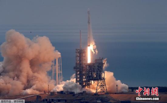 在經歷去年9月的爆炸事故後，美國太空探索技術公司2月19日重啟“太空物流”，從人類首次登月發射臺成功發射“獵鷹9”火箭，將“龍”貨運飛船送往國際空間站，並又一次實現“獵鷹9”火箭第一級陸地回收。