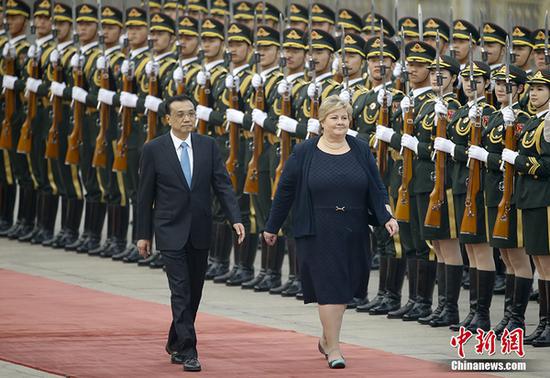 4月7日，中國國務院總理李克強在人民大會堂東門外廣場舉行儀式，歡迎挪威首相索爾貝格訪華。 中新社記者 杜洋 攝