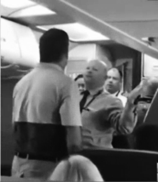 “嬰兒車事件”視頻截圖：男乘務員與乘客爭吵。