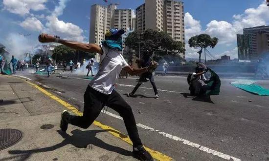 ▲委內瑞拉國內遊行示威（圖片來源：英國《衛報》）