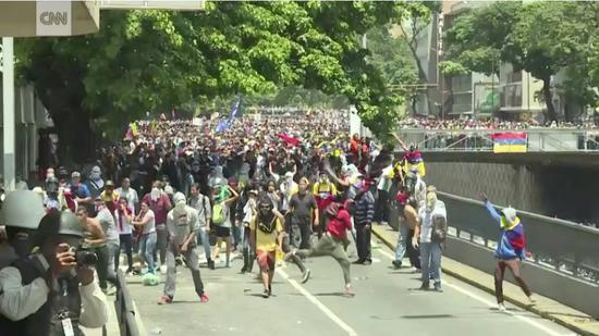 ▲委內瑞拉國內遊行示（圖片來源：CNN）