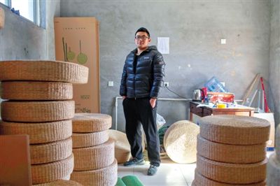 2月8日，李慎賢在自己租的房子裏，這裡也兼做辦公室和倉庫。新京報記者 周崗峰 攝