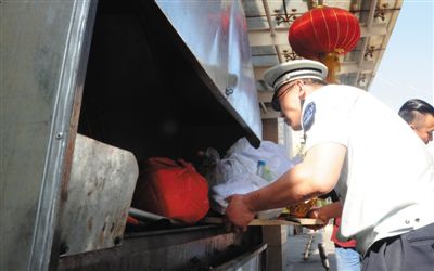 三環新城餐飲一條街“天外天”烤鴨店，露天設置燒烤爐。昨日，北京市城管執法人員對三環新城餐飲一條街執法檢查。北京市城管執法局供圖
