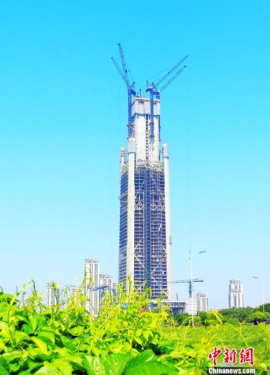 中國第一結構高樓突破300米需安裝12萬平米幕墻