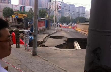 北京在建地鐵外塌陷 工地人員刪記者照片並塞錢