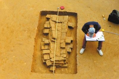考古人員在對發掘出的“磚棺”進行繪圖。市文物局供圖