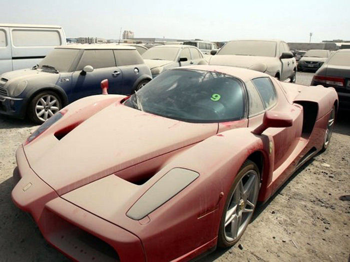 迪拜遍地豪車被遺棄