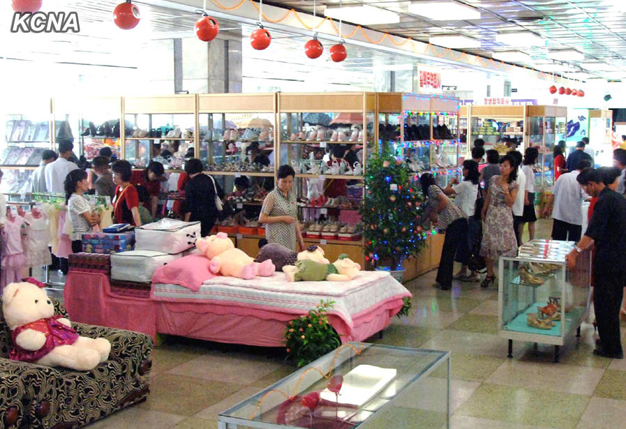 6月17日，朝鮮舉行第八屆平壤第一百貨商店商品展。（朝中社圖片）