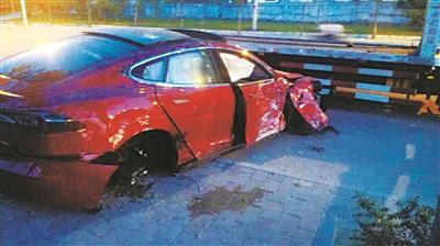 連撞兩車 北京一輛特斯拉發生連環車禍
