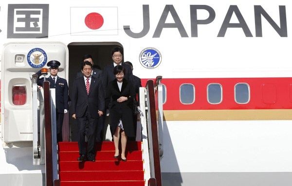11月9日消息，日本首相安倍晉三9日中午抵達北京，出席亞太經合組織領導人非正式會議。