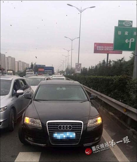 女司機因高速路上堵車 棄奧迪于超車道自行離去