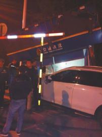 　3日淩晨，一輛白色保時捷卡宴撞向瀘州長江大橋橋邊交通崗亭。