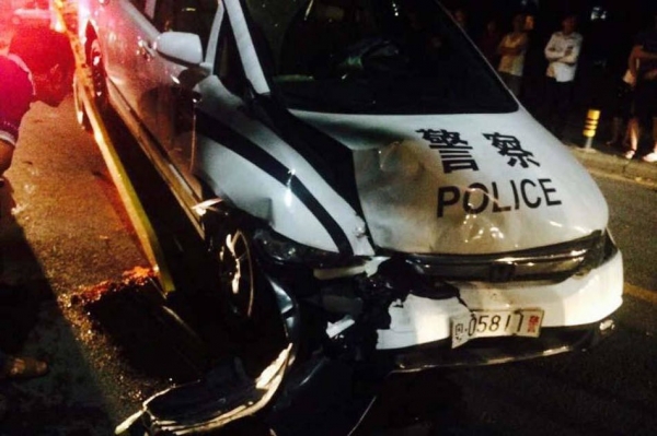 深圳一警車撞上路邊停放的賓利 警車司機消失(組圖)