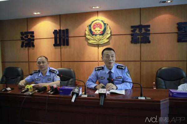 深圳森林分局副局長、新聞發言人李曉斌(左)介紹情況。