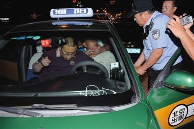 執法人員在望京地區查扣車牌號為“京BR04××”的“克隆”計程車
