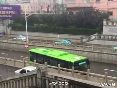 暴雨中最牛公交掉頭 精湛車技秒殺大片(圖)