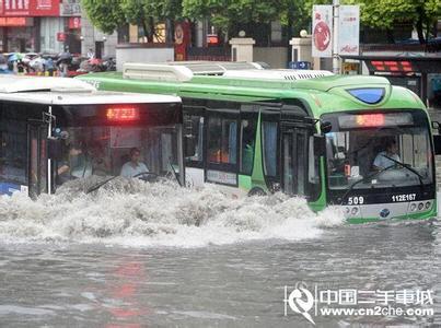 暴雨中最牛公交掉頭 精湛車技秒殺大片(圖)